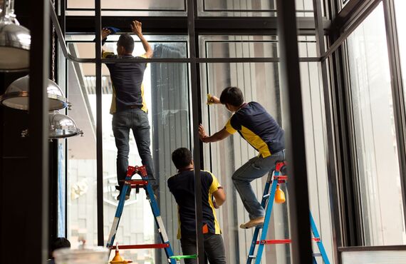 広島の内装工事会社としてガラスフィルムによる断熱や飛散防止を行います