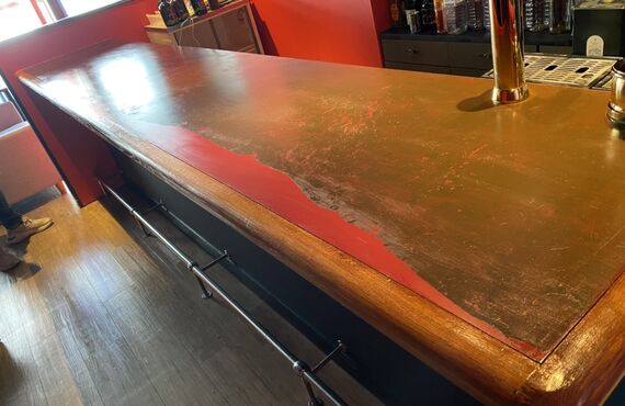 店舗のバーカウンターのダイノックシート施工